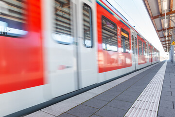 zug s-bahn fährt an bahnsteig ein schnell