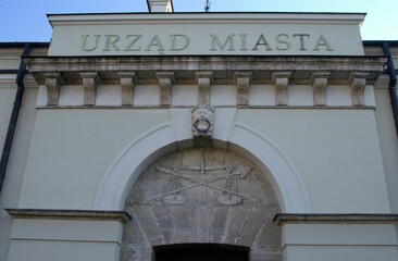 waga detal architektoniczny napis urząd miasta