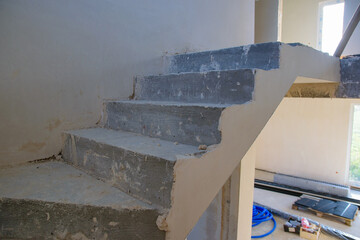 Betonowe schody w nowym budynku. Budowa domu. Stan surowy.