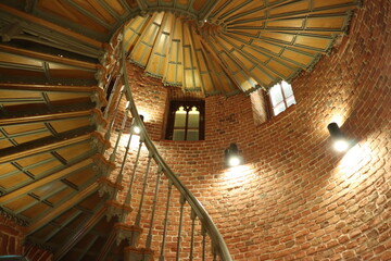 Stare kręcone zabytkowe schody we Włoszech. 