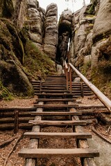 Wąskie schody w górach