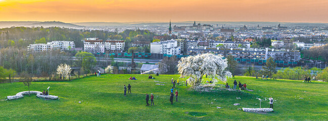 Widok na Kraków, panorama miasta z Kopca Krakusa, kwitnące drzewo śliwki