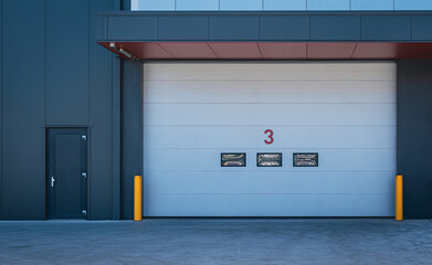 Brama magazynowa, miejsce rozładunku i załadunku towarów. Miejsce przemysłowe.