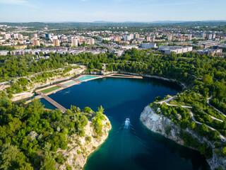 Jezioro w środku miasta z płynącą motorówką
