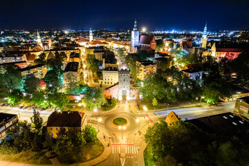 Rynek miasta, zabytkowy noca z lotu ptaka wraz z ratuszem i kamienicami, bramą i murami obronnymi miasta Oleśnica Wrocław