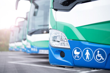 Busse in einer Reihe, Busunternehmen, öffentlicher Nahverkehr 