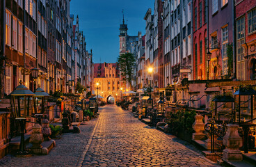 Gdańsk nocą piękna ulica Mariacka, schody, kamienice, zabytkowe domy