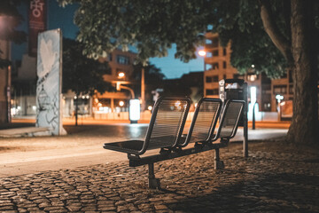 pusta ławka nocą