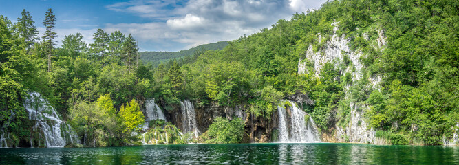 Woda wpadająca z lasu do jeziora