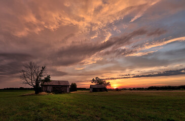 Zachód słońca, piękne chmury , wieczór, wieczorny zachód, stara stodoła, żółte słońce, piękny zachód, piękny krajobraz
