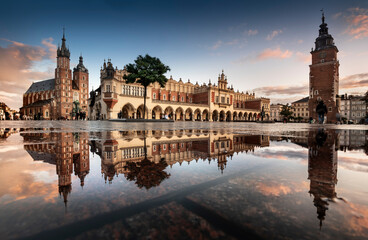 The main square in Krakow with a view of the cloth hall, St. Mary's Basilica in a natural mirror. Rynek główny w krakowie z widokiem na sukiennice, bazylikę mariacką w naturalnym lustrze.