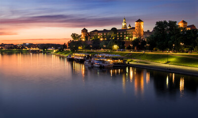 Krakow, Poland. View of the Wawel and the Vistula River at sunrise. Widok na Wawel i rzekę Wisłę o wschodzie słońca.