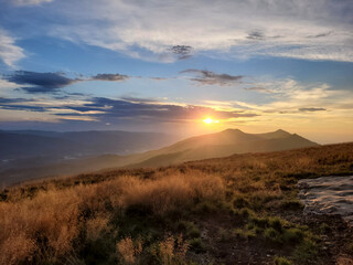 Zachód słońca nad górami. Bieszczady