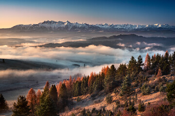 December, view from the Pieniny Mountains - Mount Wżdżar on the Tatra Mountains and fog. Grudzień, widok z Pienin - góra wżdżar na tatry i mgły. Jesień