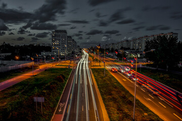 Długa ekspozycja, ruch uliczny nocą, miasto nocą.