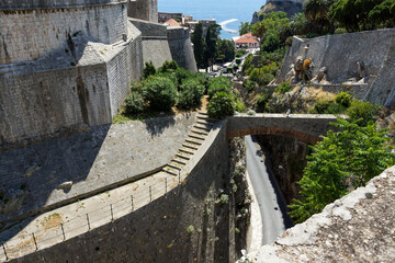 Dubrownik, mury starego miasta i widok wąskiej uliczki 