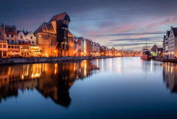 Gdańsk after sunset, a view of the Motława River, Gdańsk Granary and Gdańsk Old Town. Gdańsk po zachodzie słońca, widok na Motławę, Spichlerz Gdański i gdańską starówkę w odbiciu Motławy. 