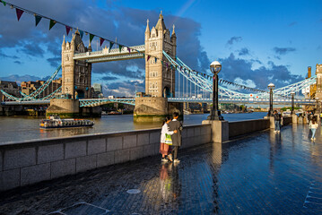 Tower Bridge in London (England).