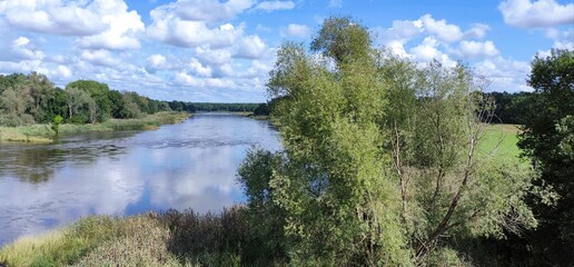 Rzeka w blasku słońca.