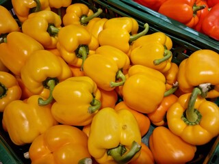 Warzywa i owoce na wystawie sklepowej przygotowane na sprzedaż. 