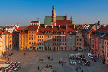 Warszawska starówka widok z okna na rynek. ul Krzywe Koło z kamienicami warszawskiej Starówki, restauracjami i straganami