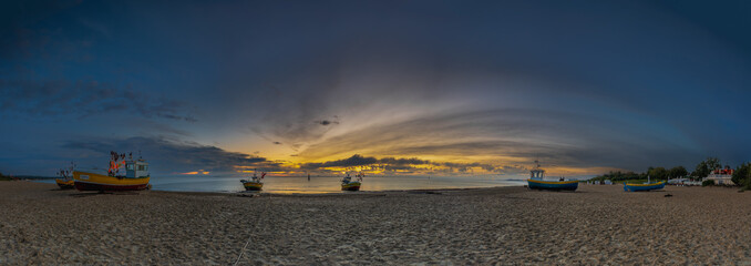 Przystań rybacka o wschodzie panorama 