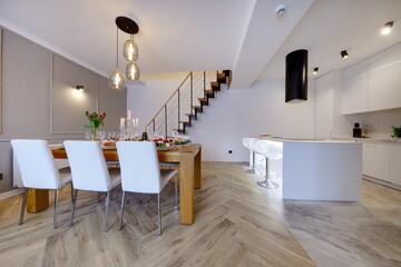 stół z krzesłami w apartamencie, schody drewniane na piętro