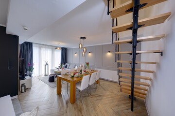 stół z krzesłami w apartamencie, schody drewniane na piętro