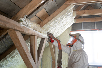 Aplikacja piany PUR na poddaszu.