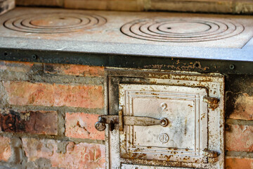 Stara, murowana kuchnia letnia. Piec na drewno z cegły