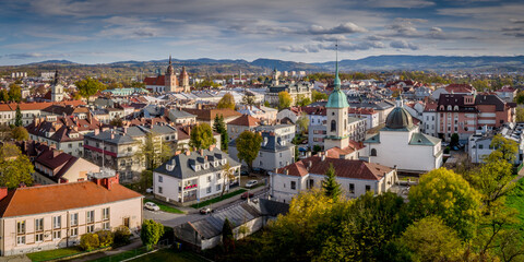 Nowy Sącz z lotu ptaka - panorama miasta.