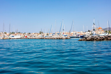 Grecja, niebieskie morze, żaglówki, zabytkowe miasteczka i romantyczne uliczki. Piękne wakacyjne widoki. Wakacje na greckich wyspach.