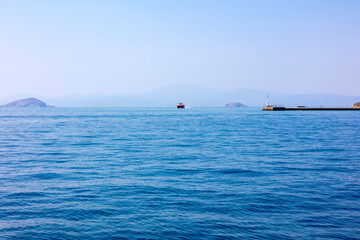 Grecja, niebieskie morze, żaglówki, zabytkowe miasteczka i romantyczne uliczki. Piękne wakacyjne widoki. Wakacje na greckich wyspach.