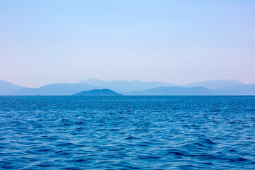 Grecja, niebieskie morze, żaglówki, zabytkowe miasteczka i romantyczne uliczki. Piękne wakacyjne widoki. Wakacje na greckich wyspach.