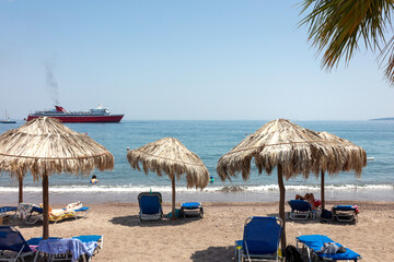 Grecja, niebieskie morze, żaglówki, zabytkowe miasteczka i romantyczne uliczki. Piękne wakacyjne widoki. Wakacje na greckich wyspach.