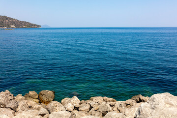 Grecja, niebieskie morze, żaglówki, zabytkowe miasteczka i romantyczne uliczki. Piękne wakacyjne widoki. Wakacje na greckich wyspach.