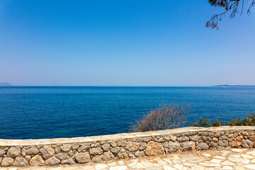 Grecja, niebieskie morze, żaglówki, zabytkowe miasteczka i romantyczne uliczki. Piękne wakacyjne widoki. Wakacje na greckich wyspach.