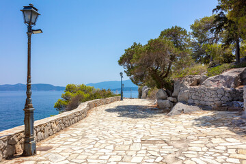 Grecja, niebieskie morze, żaglówki, zabytkowe miasteczka i romantyczne uliczki. Piękne wakacyjne widoki. Wakacje na greckich wyspach.