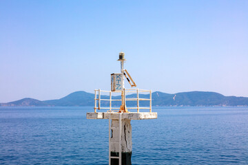 Grecja, niebieskie morze, żaglówki, zabytkowe miasteczka i romantyczne uliczki. Piękne wakacyjne widoki. Wakacje na greckich wyspach.