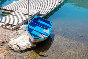 Grecja, niebieskie morze, żaglówki, zabytkowe miasteczka i romantyczne uliczki. Piękne wakacyjne widoki. Wakacje na greckich wyspach.