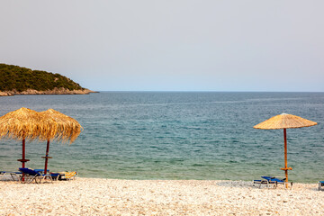 Grecja, niebieskie morze, żaglówki, zabytkowe miasteczka i romantyczne uliczki. Piękne wakacyjne widoki. Wakacje na greckich wyspach.