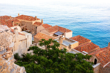 Grecja, niebieskie morze, żaglówki, zabytkowe miasteczka i romantyczne uliczki. Piękne wakacyjne widoki. Wakacje na greckich wyspach.