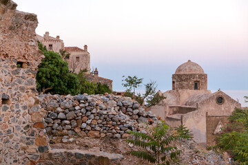 Grecja, niebieskie morze, żaglówki, zabytkowe miasteczka i romantyczne uliczki. Piękne wakacyjne widoki. Wakacje na greckich wyspach.