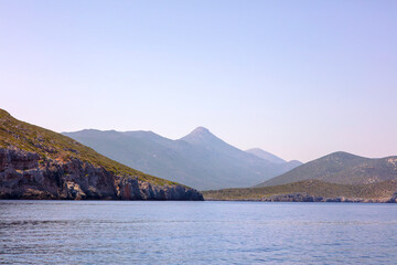 Grecja, niebieskie morze, żaglówki, zabytkowe miasteczka i romantyczne uliczki. Piękne wakacyjne widoki. Wakacje na greckich wyspach.
