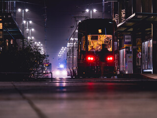 Nocny krajobraz miejski - Katowice, przystanek tramwajowy