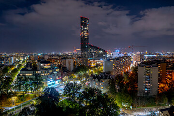 Sky Tower Wroclaw miasto nocą