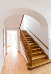 Dębowa balustrada i schody w starej, eleganckiej przedwojennej willi.