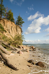 Klif Orłowski nad morzem Bałtyckim w promieniach słońca