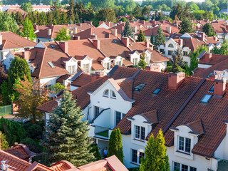 Osiedle domów jednorodzinnych z czerwonymi dachami