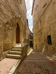 kamienne kamienice, wąskie klimatyczne uliczki to charakterystyczne dla południowych Włoch miejsca w starych miasteczkach